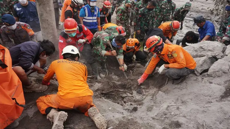 Elevan a 22 muertos y 27 desaparecidos por erupción de un volcán en Indonesia. EFE