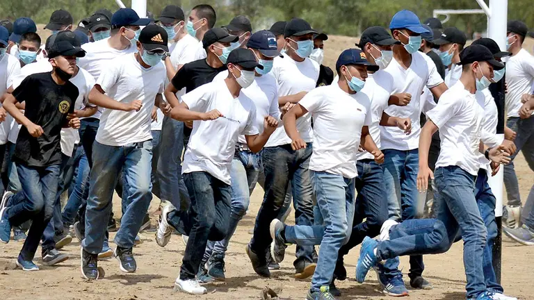 Un grupo de premilitares durante una práctica en un recinto. DICO SOLÍS