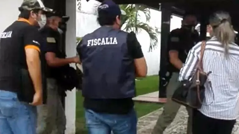 Momento de la aprehensi&oacute;n de la hermana de Antonio Parada. UNITEL