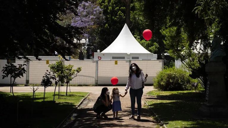 Una familia participa en un acto realizado por la Fundaci&oacute;n Iguales, dedicada a la promover la plena inclusi&oacute;n de la diversidad sexual en la sociedad chilena. EFE