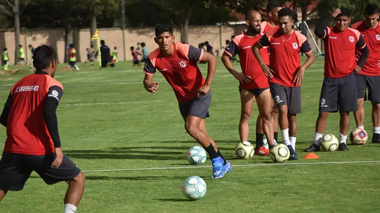 Jugadores de Universitario, en su entrenamiento. 