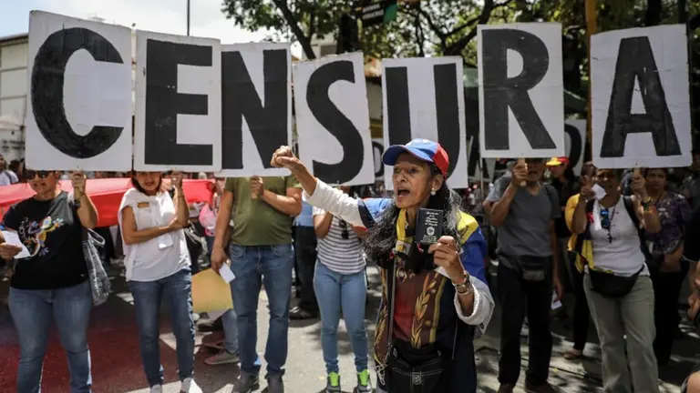 El informe indica que la mayoría de los casos %22corresponden al uso de la violencia física, la intimidación y ataques%22 a trabajadores de la prensa. ARCHIVO-EFE