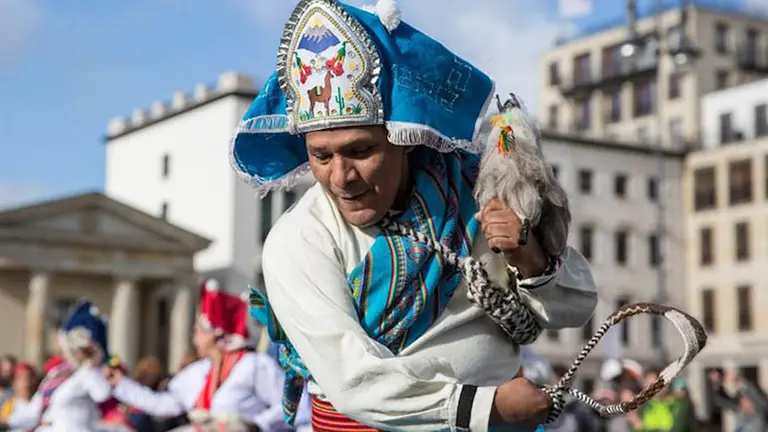 La llamerada es una de las danzas m&aacute;s antiguas de la cultura de Bolivia. Su nombre original es "karwani".