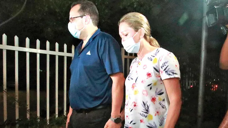 María Isabel Parada, hermana del principal sospechoso del caso ítems fantasma, tras salir de la FELCC, anoche. APG