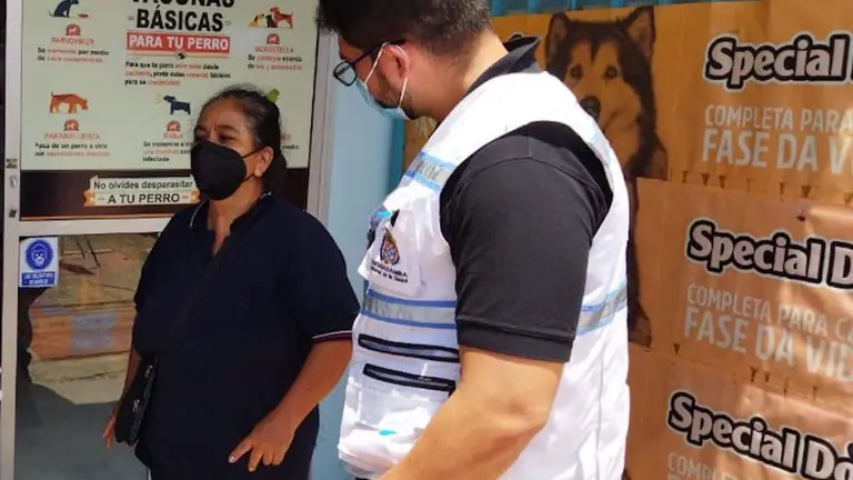Defensores de Animales San Roque y Zoonosis en la veterinaria donde muri&oacute; el can. CORTES&Iacute;A.