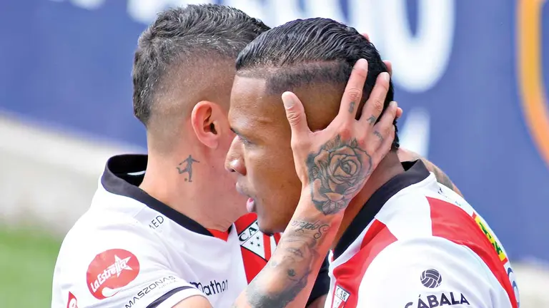 Los jugadores de Always Ready festejan un gol.  APG 