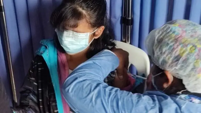 Una niña recibe la vacuna contra la COVID-19 en la Escuela Técnica de Salud. NOÉ PORTUGAL