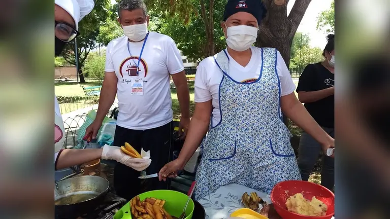Una de las mujeres venezolanas con su emprendimiento gastron&oacute;mico. CORTES&Iacute;A.
