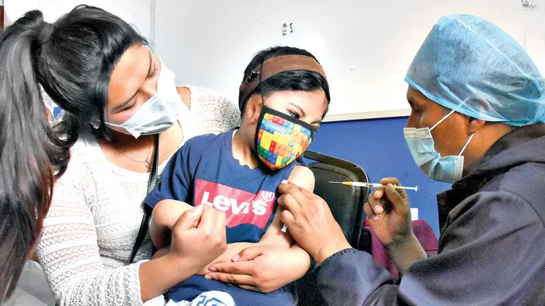 Una niña recibe la vacuna anticovid en La Paz. APG