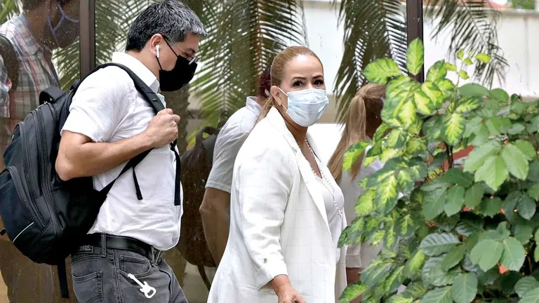 La exalcaldesa Angélica Sosa y su abogado Jerjes Justiniano, al ingreso a la Fiscalía. APG
