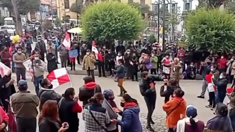 Personas reunidas en Potos&iacute;, tras la aprehensi&oacute;n de Marco Pumari. EL POTOS&Iacute;