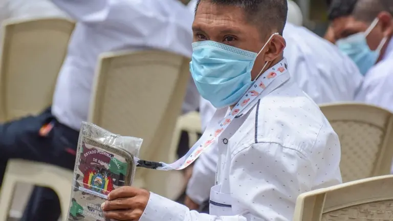 Una persona con discapacidad con su libreta de servicio militar. DICO SOLIS.