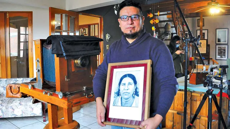 Echevers, junto a la cámara Candelaria, sostiene una fotografía analógica.