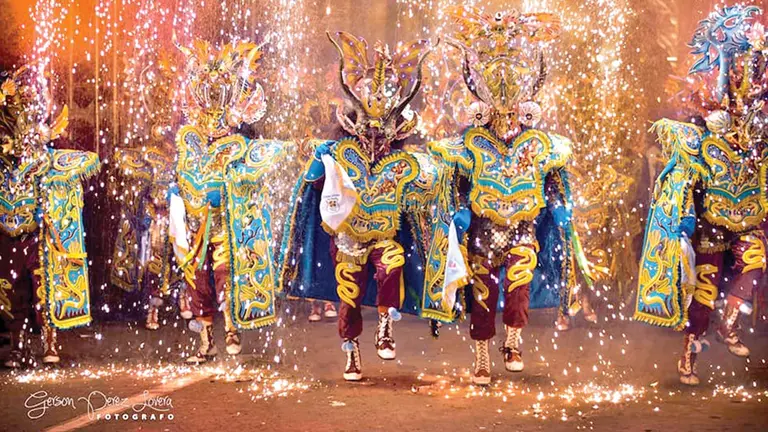Integrantes de la Diablada Artística Urus demostrando su talento en el Carnaval de Oruro.                 GERSON PÉREZ