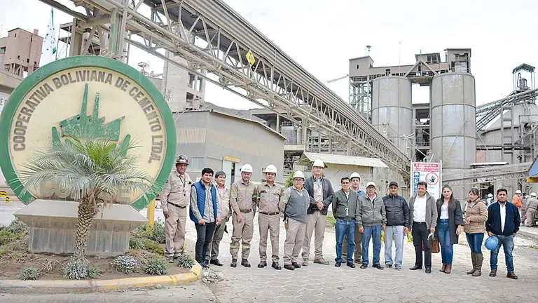 Consejeros, ejecutivos y trabajadores de COBOCE, en la planta de cemento en Irpa Irpa.            DICO SOLÍS