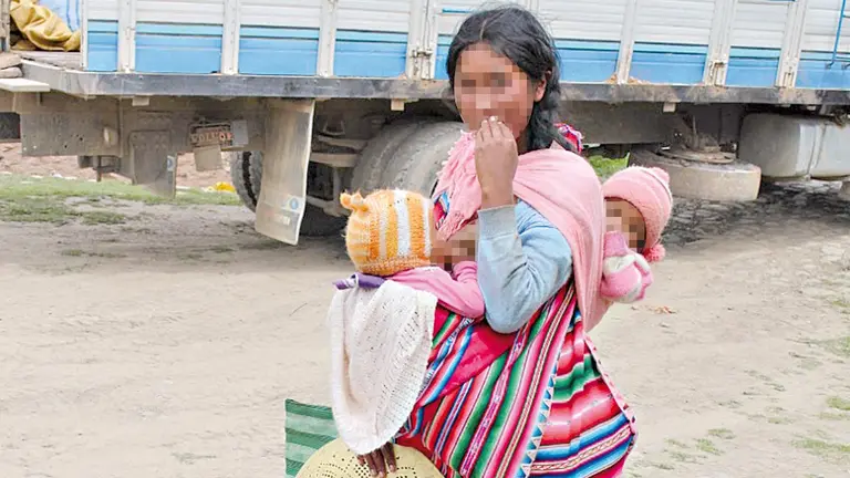 Una adolescente cargando a sus dos bebés, en la zona cordillera de Tiquipaya.                  FOTOS- CIUDADANÍA