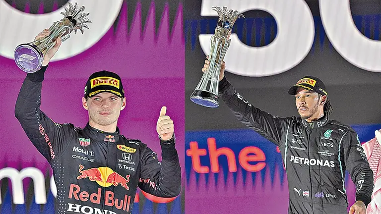 El piloto neerlandés Max Verstappen, con el trofeo en Arabia.    El Inglés Lewis Hamilton fue ganador la última competencia.            EFE