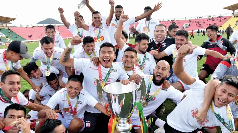 Los jugadores de U de Vinto celebran el título de la Copa Simón Bolívar, en el estadio Patria de Sucre.             FOTOS- APG