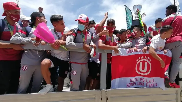 Los jugadores de la U de Vinto, ya listos para emprender la caravana rumbo a su municipio. BRENDA MOLINA