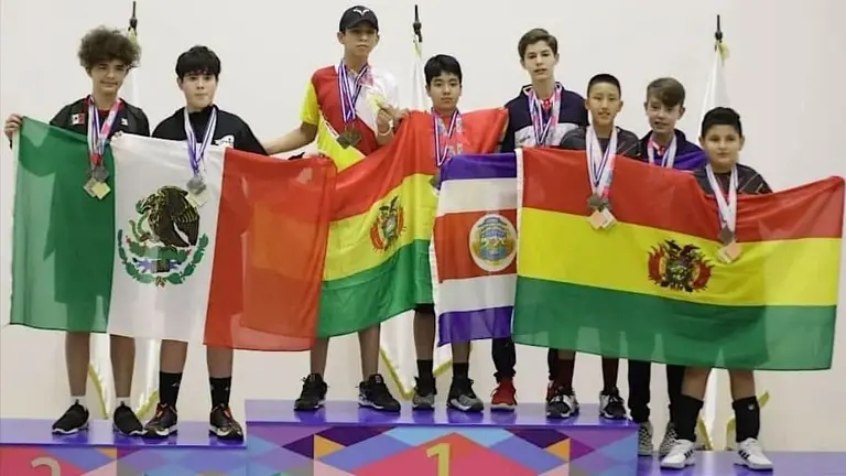 Sebasti&aacute;n Terrazas (c) en el podio junto a otros deportistas bolivianos. FEBORA