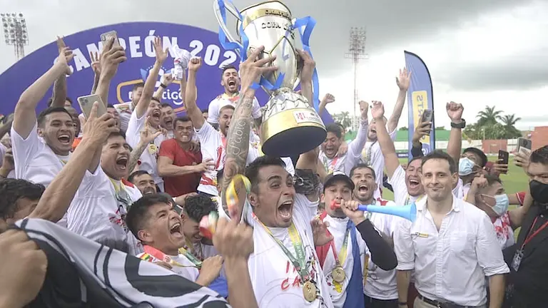Los jugadores de Independiente celebran el título de campeón en Montero. APG