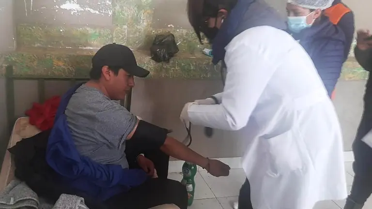 Marco Antonio Pumari recibe atención médica durante su aprehensión. APG