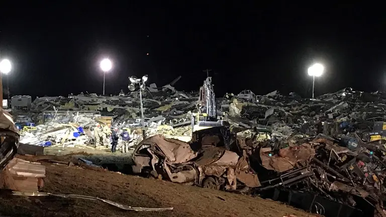 Fotograf&iacute;a de los trabajos de rescate de v&iacute;ctimas del tornado hoy, en un &aacute;rea de Mayfield (EEUU). Las tareas de rescate en la f&aacute;brica de velas de la localidad de Mayfield (Kentucky) derrumbada por un tornado en la noche del viernes con unas 110 personas en su interior prosiguen este domingo con la llegada de la luz del d&iacute;a.&nbsp; EFE