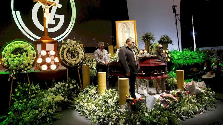 Familiares, amigos y público asisten al homenaje póstumo del cantante mexicano Vicente Fernández, este lunes en la ciudad de Guadalajara, en el occidental estado de Jalisco (México). EFE