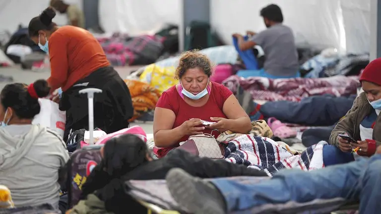Migrantes descansan en el albergue la Casa del Peregrino, hoy en la Basílica de Guadalupe, en la Ciudad de México (México). EFE