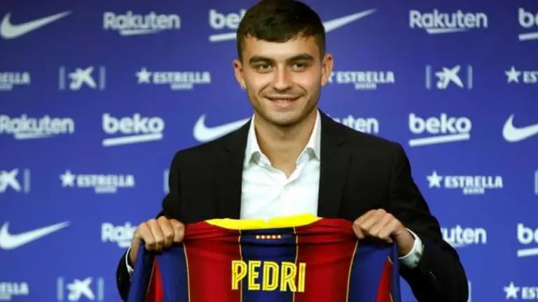 El centrocampista canario, Pedro González %22Pedri%22, posa durante su presentación como nuevo jugador del FC Barcelona. ARCHIVO-EFE