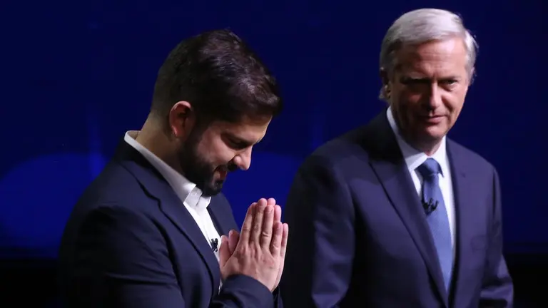 El diputado de izquierda Gabriel Boric y el abogado ultraderechista Jos&eacute; Antonio Kast, durante el &uacute;ltimo debate en Chile.