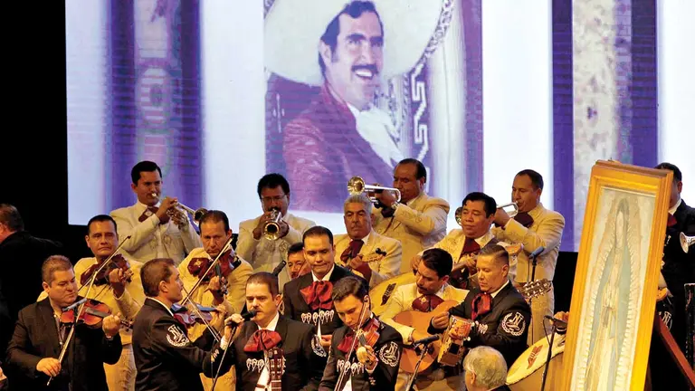 Mariachis cantan en el homenaje póstumo del intérprete mexicano Vicente Fernández. EFE