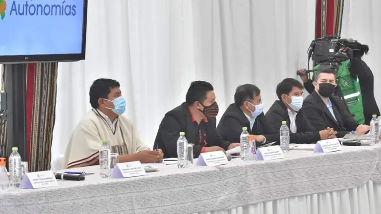 Santos Quispe (segundo, de izquierda a derecha), y Humberto S&aacute;nchez (c), en la reuni&oacute;n de La Paz. APG