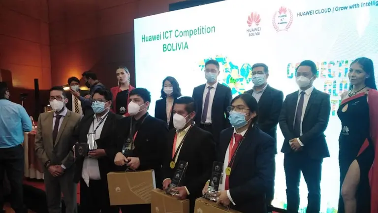 Una imagen de algunos de los estudiantes reconocidos. Huawei