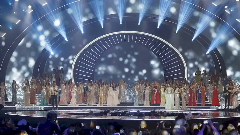 Las concursantes suben al escenario durante el concurso Miss Universe 2021 en Eilat, Israel. EFE
