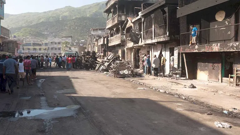 Vista general de una calle con viviendas afectadas tras una fuerte explosión, hoy, en Cap Haitien (Haití). EFE