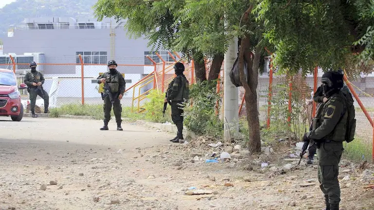 Policías vigilan la parte externa de la pista aérea del aeropuerto internacional Camilo Daza, este martes en Cúcuta (Colombia). EFE