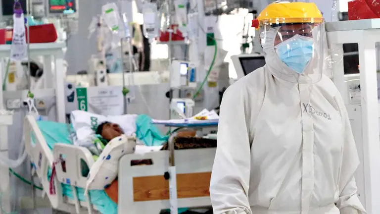 Una persona internada en una Unidad de Terapia Intensiva de Cochabamba. DICO SOLÍS