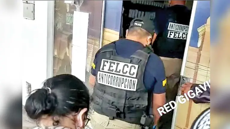 Efectivos policiales proceden a un allanamiento en Santa Cruz, ayer. RED GIGAVISIÓN