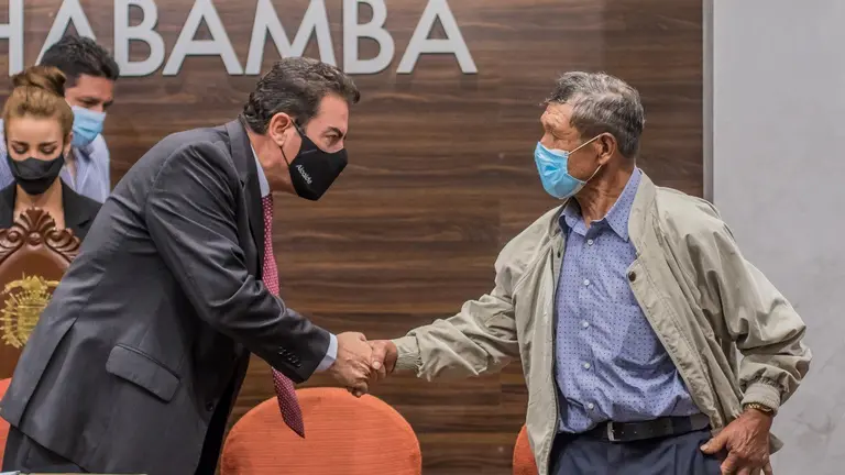 El Alcalde Manfred Reyes Villa junto a un representante de las comunidades campesinas. ALCALD&Iacute;A DE COCHABAMBA