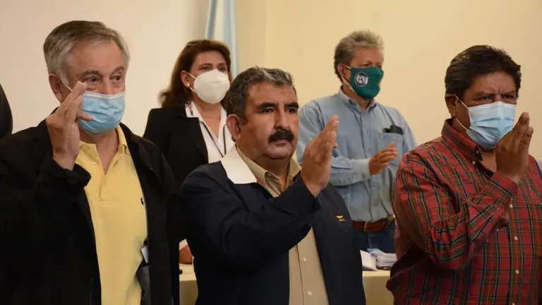 Apolinar Rivera (centro) jura como presidente del Comit&eacute; C&iacute;vico de Cochabamba. ARCHIVO