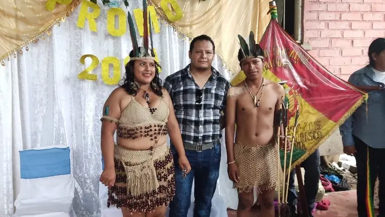 Dos de los j&oacute;venes yuquis bachilleres con sus trajes t&iacute;picos. ABEL IAIRA