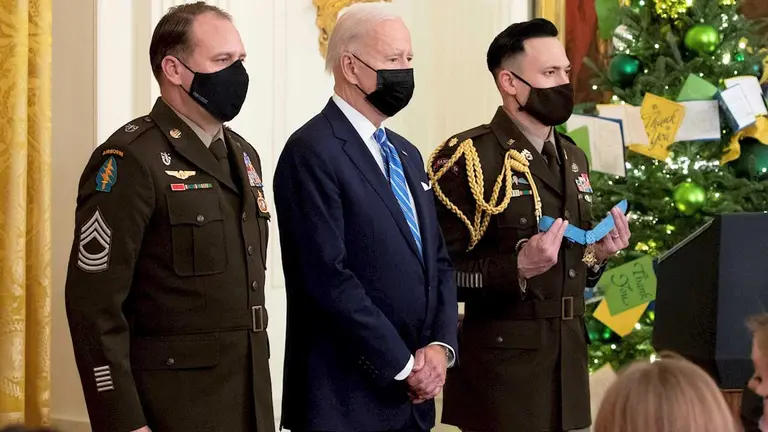 El presidente estadounidense Joe Biden junto al Sargento Mayor del Ejército de los EEUU Earl Plumlee (L), durante la presentación de la Medalla de Honor, durante una ceremonia en el East Room de la Casa Blanca en Washington. EFE