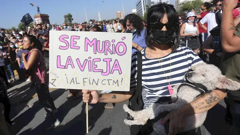 Varias personas se reúnen en la Plaza Dignidad, antigua Plaza Italia, tras conocerse la muerte de Lucía Hiriart, esposa del dictador Augusto Pinochet, que falleció a sus 99 años, hoy en Santiago (Chile). EFE