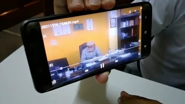 Imagen de video muestra a Flores filmado a Rico en sus despacho privado.