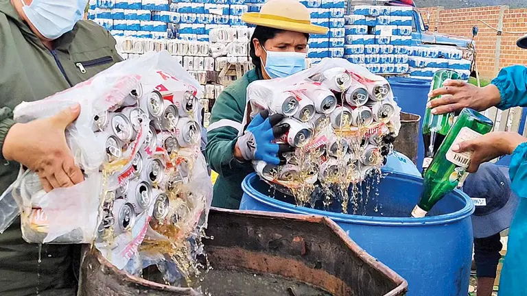 Funcionario desechan cerveza de contrabando. APG