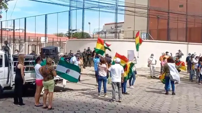Autoconvocados protestan en puertas de Cadepia, en Santa Cruz. Soy Federal