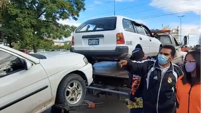 Momento en el que se remolca a taxis por el stadio F&eacute;lix Capriles. GAMC.
