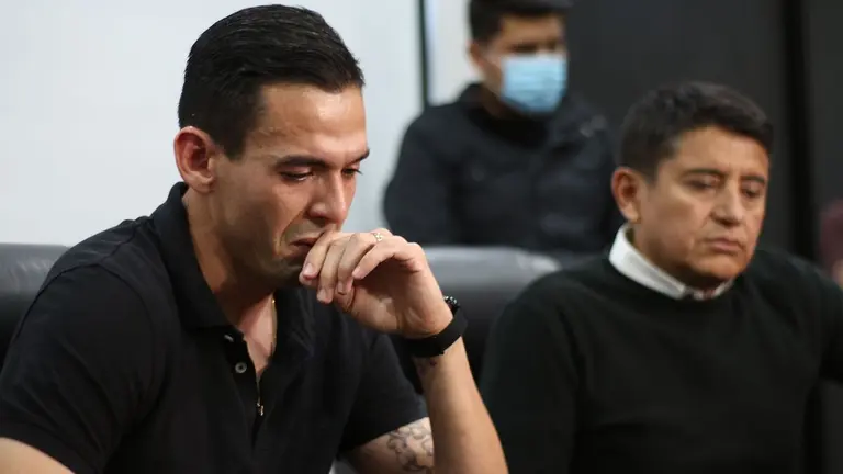 Arnaldo Giménez (i) se despidió de Wilstermann en una conferencia de prensa junto a Gróver Vargas (d). Alejandro Orellana