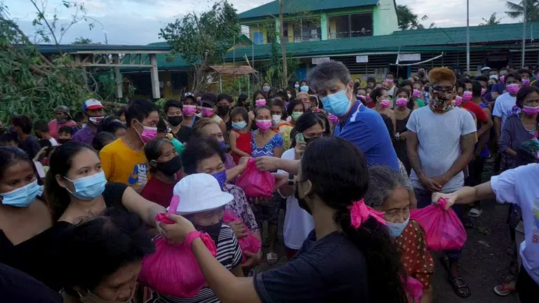 Foto distribuida por la Oficina del Vicepresidente (OVP) muestra a los aldeanos recibiendo bolsas de artículos de socorro en una escuela convertida en un centro de evacuación en Tagbilaran, provincia de Bohol, Filipinas. EFE